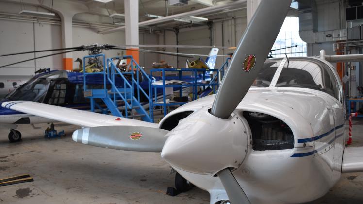 In der Halle des Schulungszentrums in der Rostocker Südstadt steht alles im Zeichen der Luftfahrt. Hier werden Mechaniker für Helikopter und Flugzeuge ausgebildet.