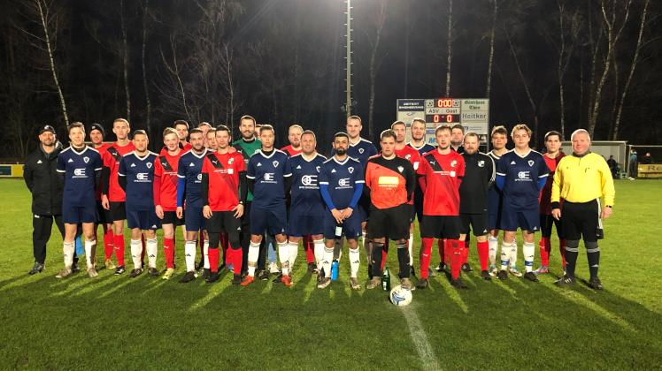 Gruppenfoto der Mannschaften des ASV Altenlingen und des SV Heidekraut Andervenne anlässlich des Benefizspiels zugunsten Ali Yesildags Familie in der Türkei