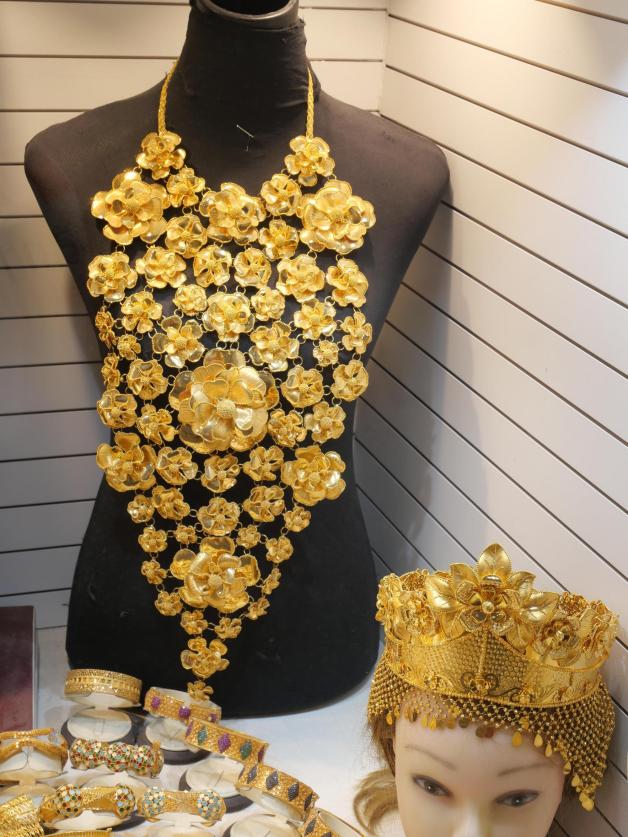 Etwa 300 Meter lang ist Dubais Gold-Souk. Angeblich werden hier stets rund zehn Tonnen Gold zum Verkauf angeboten. Etwa 300 Meter lang ist Dubais Gold-Souk. Angeblich werden hier stets rund zehn Tonnen Gold zum Verkauf angeboten.