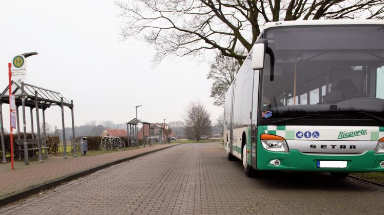 Alfhausens „Busbahnhof“ an der B 68 ist in die Jahre gekommen. Die Gemeinde plant eine Erneuerung. 
