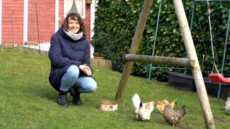 Katrin Wiesner aus Preetz hält Zwerghühner im eigenen Garten
