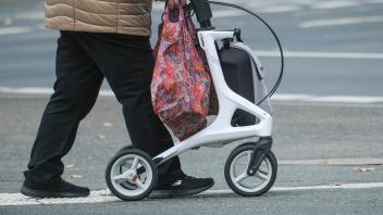 Düsseldorf 23.10.2022 Rollator Rollstuhl Kombination Gehilfe Senioren Senior Alter Altersgebrechen Einkaufshilfe Gebrec