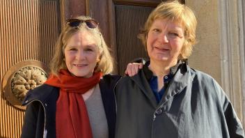 Soroptimist International Club Glückstadt: Präsidentin Anna-Carolina Barbé-Rissmann und Tania Schlie vom Programmteam