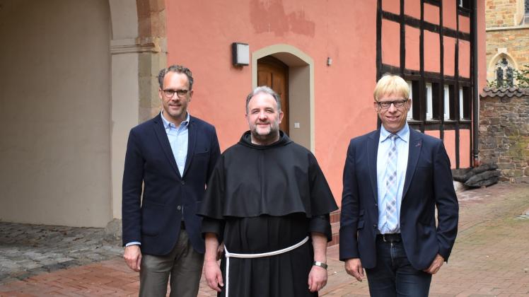 Mit dem Förderverein wollen Pfarrer Jan Wilhelm Witte (von links), Bruder Bernhardin und Sebastian Hüdepohl ganz Lage voranbringen.