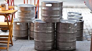 Vor einem Gasthaus stehen leere Bierfässer einer Brauerei. McPBBO *** Empty beer barrels of a brewery McPBBO stand in fr