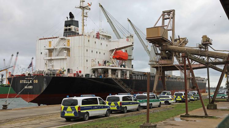 Frachter für Rauschgiftschmuggel genutzt? Groß angelegte Zoll-Razzia im Rostocker Seehafen