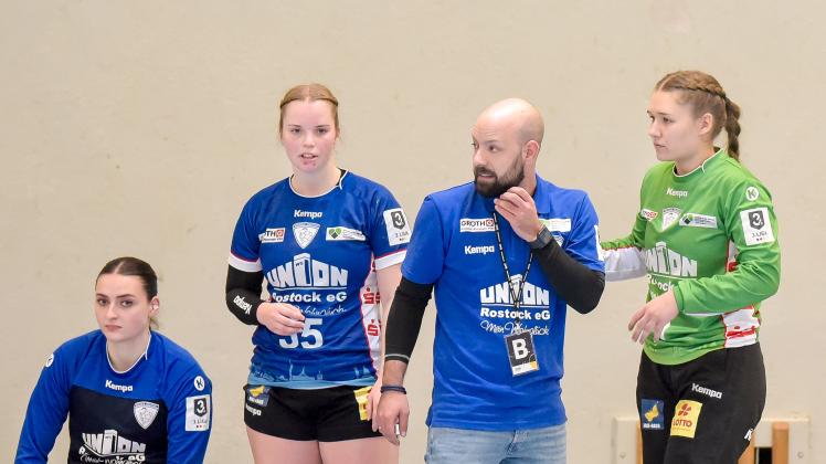 Trainer Dominic Buttig, hier stehend zwischen Antonia Fränk und Lena Clasen (v. l.), kam 2020 zum Rostocker HC und formte eine Spitzenmannschaft.