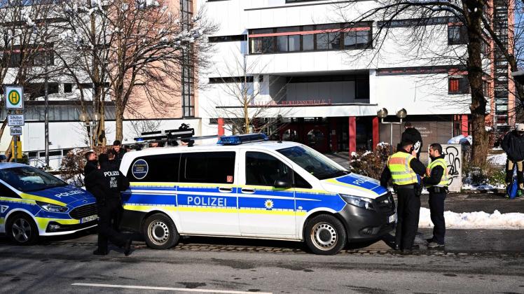 Großeinsatz der Polizei an Schule im bayerischen Traunstein