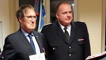 Janhinnerk Voß (rechts) wird von Kreiswehrführer Olaf Klaus mit der Deutschen Feuerwehr-Ehrenmedaille ausgezeichnet.
