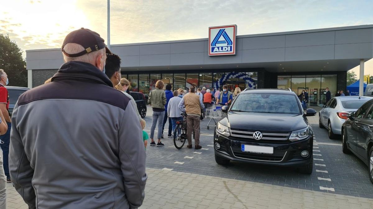 Lange Schlangen zur Neueröffnung von Aldi in Meppen