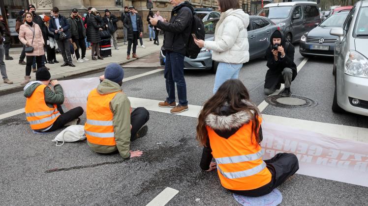 Klimaaktivisten blockieren Straße in Hamburg
