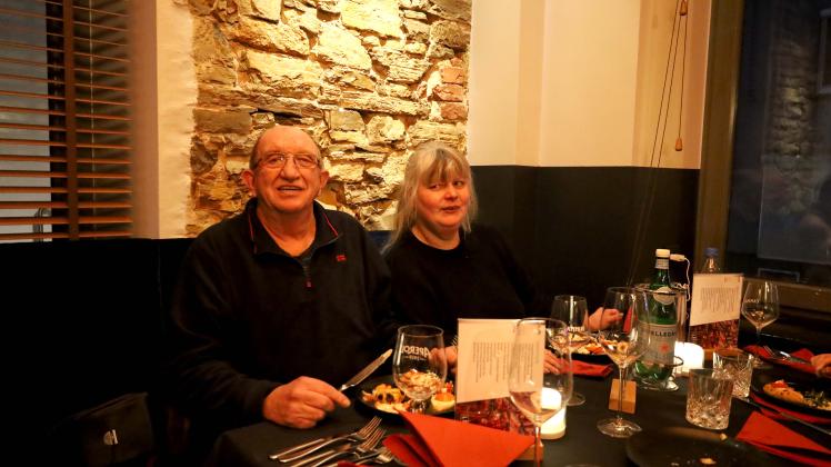 Für Anrike und Peter war am Dienstagabend Weihnachten. Sie wurden wie andere Gäste der Osnabrücker Tafel ins Restaurant Lotta  eingeladen.
