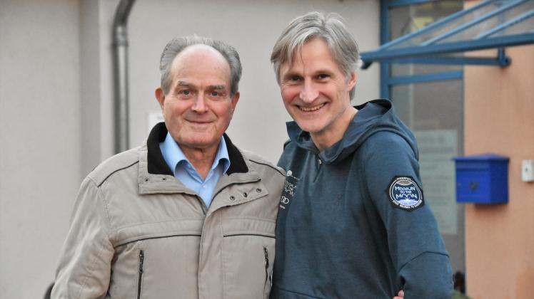 Hartmut Lindner (l.) wirkt mit seinen Freunden der Raumfahrt an einer neuen Ausstellung bei der von Frank Koch geleiteten Mondtestanlage am Flughafen Laage mit.