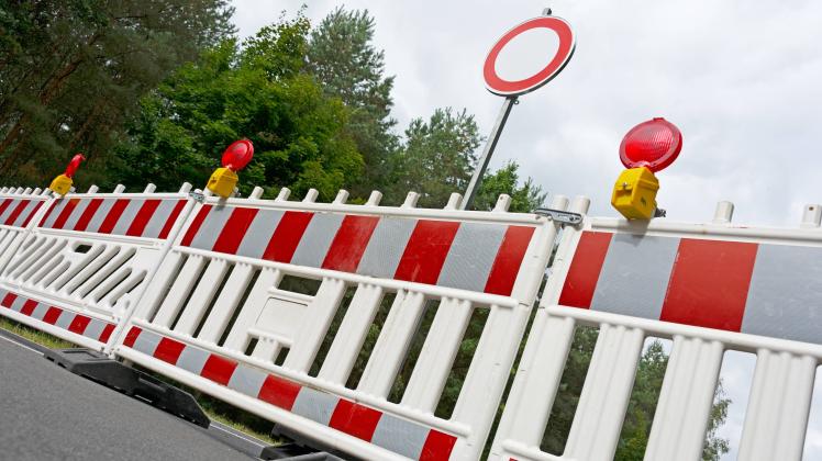 Vollsperrung von Bundesstraße Totalsperrung mit Beschilderung in Froschperspektive aufgrund von Bauarbeiten. *** Full cl
