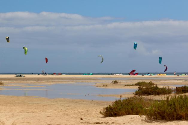 Kitesurfer am Strand von Sotavento.