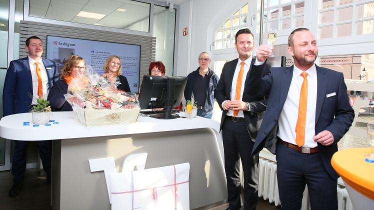 VR Bank ERöffnung, 1. März 2023,  Regionalleiter Martin Steuber stößt an. 