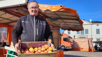 Thomas Wilken, Vorsitzender der Marktgemeinschaft Bad Oldesloe, verkauft seine Äpfel mittlerweile etwas teurer.