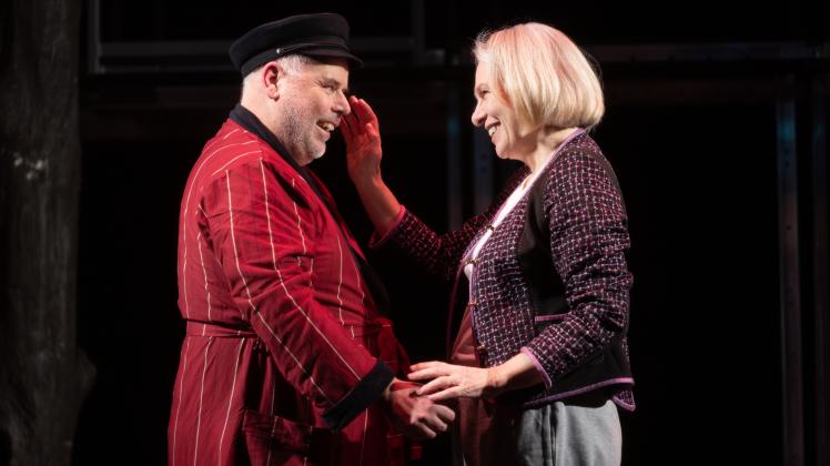 Tilman Birschel (Hans), Sylvia Bleimund (Grete) in „Hans&Grete“ im Hamburger Opernloft.