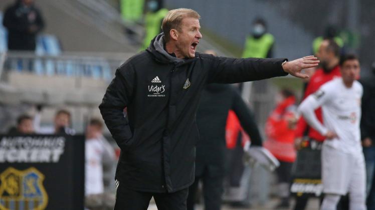 18.12.2021, xklex, Fussball 3.Liga, 1.FC Saarbruecken - TSV Havelse emspor, v.l. Co-Trainer Bernd Heemsoth (1.FC Saarbru