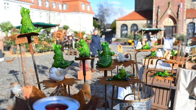 Schöne Gartendeko bietet die Gartenschau „Quakenbrück natürlich“ auf dem Marktplatz in Quakenbrück. 