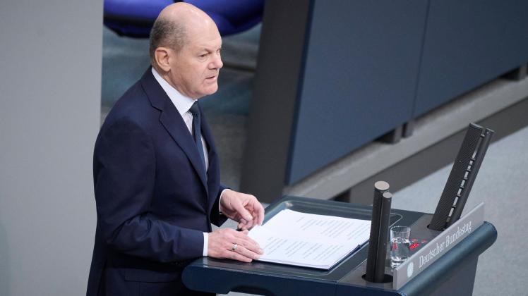 Berlin, Regierungserklärung von Olaf Scholz im Bundestag Bundeskanzler Olaf Scholz (SPD) gibt eine Regierungserklärung e