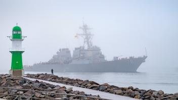 Die „USS Porter“ lief am Donnerstagmorgen bei dichtem Nebel in den Rostocker Hafen ein.