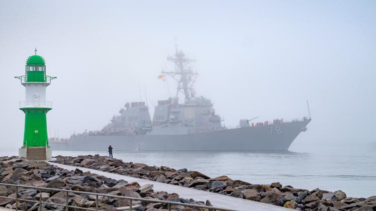 Die „USS Porter“ lief am Donnerstagmorgen bei dichtem Nebel in den Rostocker Hafen ein.