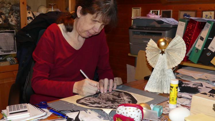 Aus ausgedienten Kirchenbüchern erschafft Manuela Janning aus Freren in konzentrierter wie zeitintensiver Handarbeit Engel und Scherenschnitt-Bilder in verschiedenen Formaten. 