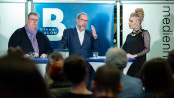 Blauer salon Medienhausnord / SVZ; Dragqueen Veuve Noire und Chefredakteur Michael Seidel diskutieren über das Thema Aufklärungsarbeit an Schulen . 01.03.2023 Foto Volker Bohlmann