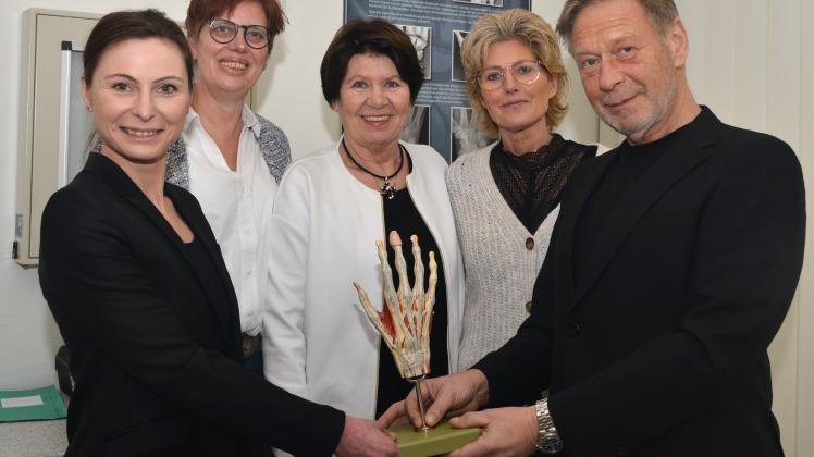 Chefarzt der Handchirurgie des Bonifatius Hospitals, Dr. Miho Nicoloff, wird nach 17 Jahren in den Ruhestand verabschiedet. Seine Nachfolge stellt Oberärztin Agniezska Monika Mandziuk.