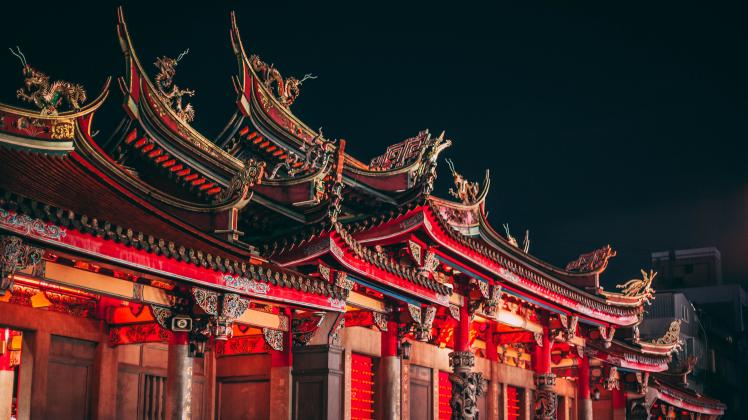 In Taiwan praktizieren mehr als 40 Prozent den chinesischen Volksglauben, zum Beispiel im Lungshan Tempel in Taipeh. Doch es gibt auch 5 Prozent Christen.