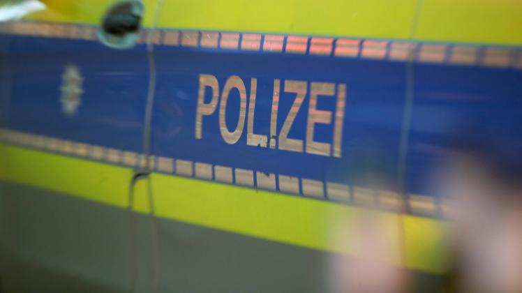 30.12.2022, Düsseldorf, Ein Einsatzwagen der Polizei fährt auf einem Einsatz durch eine düsseldorfer Straße. Die Polizei