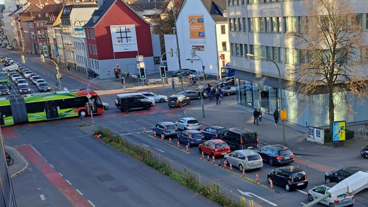 Bus- und Autofahrer können die Kreuzung nicht überqueren – und fahren dennoch in sie hinein. Das sorgt zusätzlich für Staus in der Stadt.