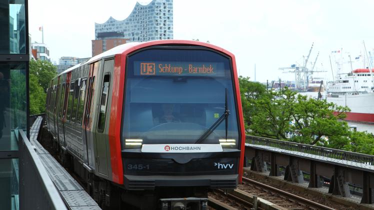 Eine U-Bahn der Linie U3 in Richtung Schlump/Barmbek fährt in den Bahnhof Landungsbrücken hinein. Neustadt Hamburg *** A