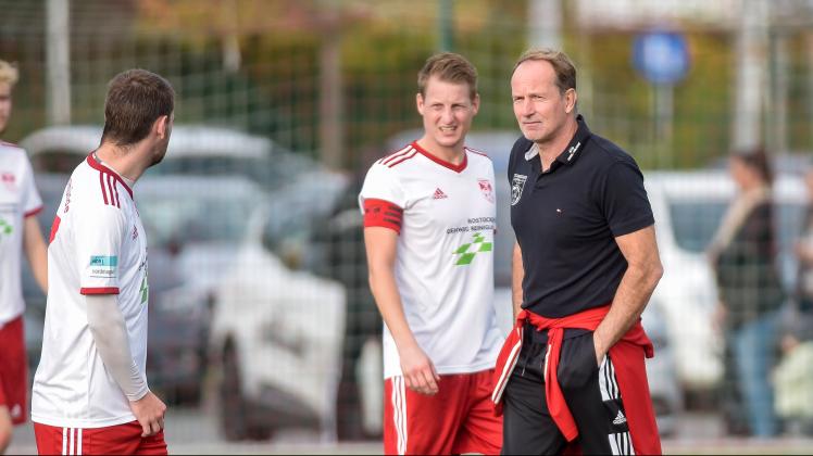 Patrick Apitz (Mitte, hier im Gespräch mit seinem Trainer Heiko März) hat beim SV Warnemünde bisher die meiste Spielzeit gesammelt. Mit 1050 Einsatzminuten ist er der Dauerbrenner des SVW. 