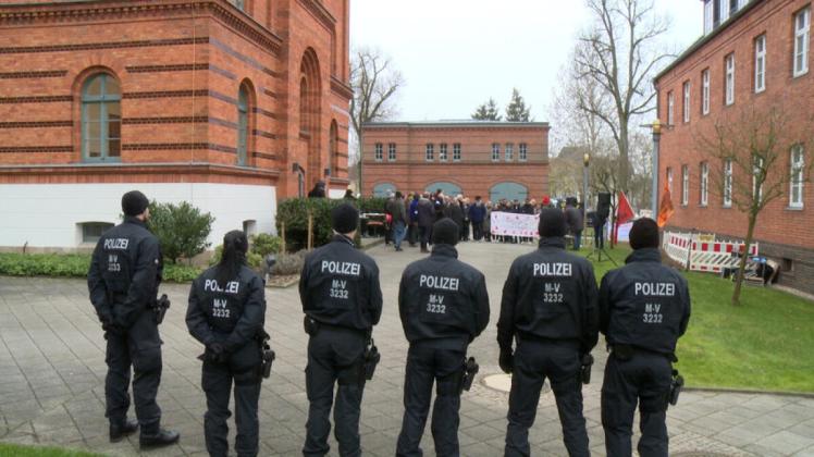 Kreistag Ludwigslust-Parchim tagt unter Polizeischutz