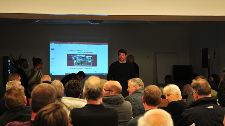 Der Saal im Pfarrheim an der St. Johann Kirche in Riemsloh war gut gefüllt - das Interesse an den zukünftigen Entwicklungen im Dorf ist hoch. 