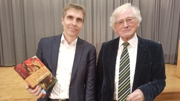 Dr. Uwe Dietsche (links), Schulleiter des Fridericianums Schwerin, ist angetan von Prof. Dr. Karl-Wilhelm Weebers (rechts) Werken über die griechische und römische Antike.
