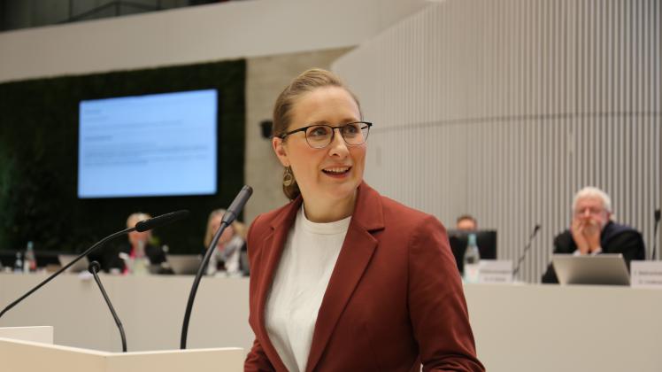 Die neue Gleichstellungsbeauftragte Inga Glöde bei ihrer Antrittsrede vor dem Kreistag.
