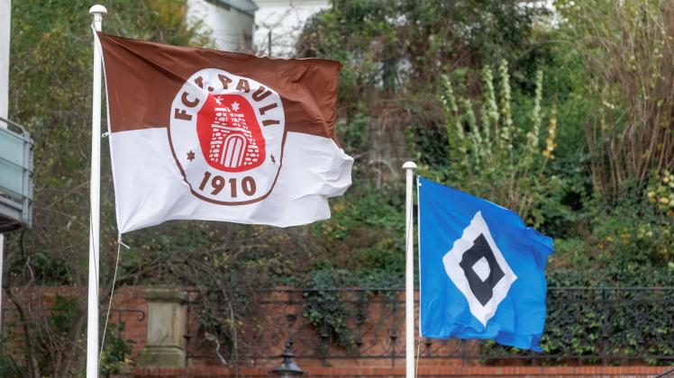 Flaggen des FC St. Pauli und des HSV