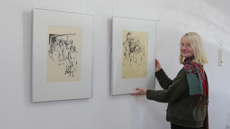 Andrea Kaufmann bereitet die aktuelle Ausstellung zur Frauenkunst vor