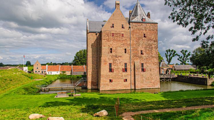 Schloss Loevestein befindet sich im Ort Poederoyen in der Provinz Gelderland.