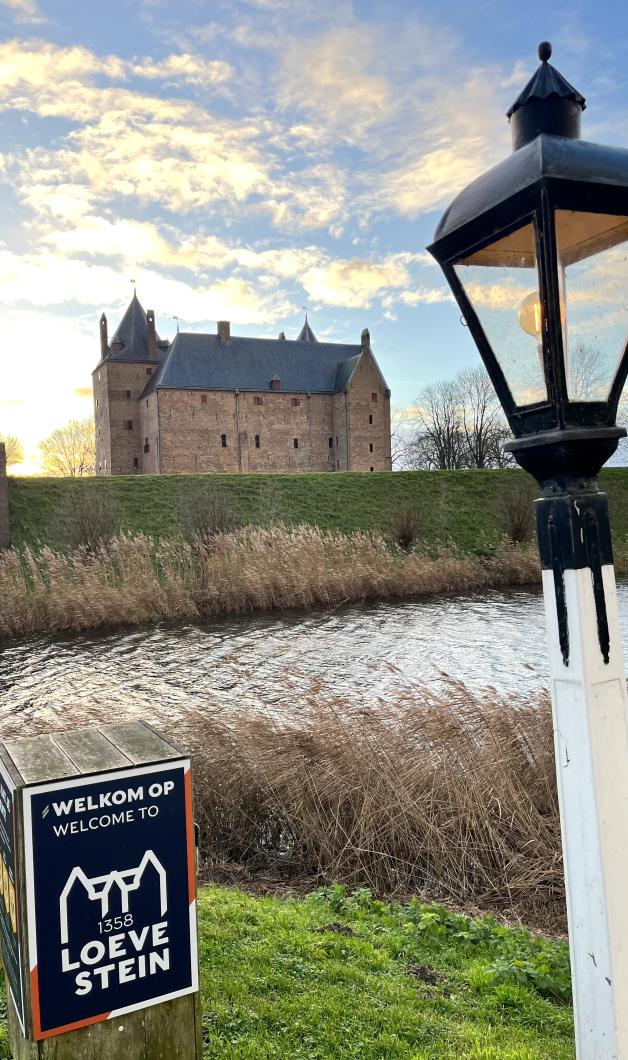 Schloss Loevestein befindet sich im Ort Poederoyen in der Provinz Gelderland.
