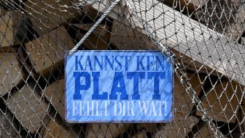 Schild mit Plattdeutscher Sprache, aufgenommen in Klein Zicker, Mecklenburg-Vorpommern, am 5. August 2021.