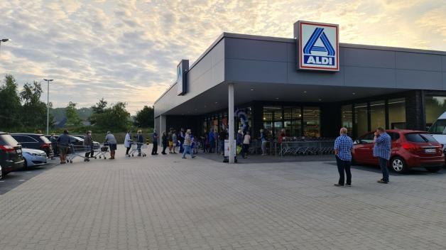 Lange Schlangen zur Neueröffnung von Aldi in Meppen
