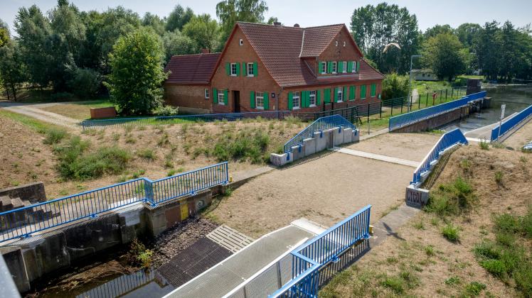 Die frühere Mühlendammschleuse ist keine Schleuse mehr - die Kammer wurde verfüllt und einen Umtrageeinrichtung mit jeweils 2 Schwimmstegen und Gumnmimatten installiert. So können Ruderer und Kanuten ihre Boote von der Ober- in die Unterwarnow und andersrum umsetzen.Ein Sturmflutschutz ist vorbeireitet.Foto: Georg Scharnweber