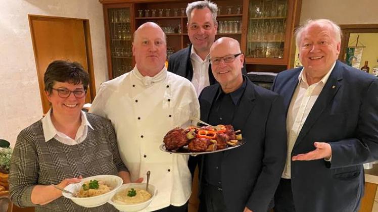 Der 45. Traditionelle Herrenabend kann kommen. Das, was die Wirtsleute Anke und Wolfgang Thies (l.) am Donnerstag auftischten, schmeckte auch Michael Starke, Olaf Wienhaus und Johannes Külkens (v.r.) sowie allen anderen Probeessern.