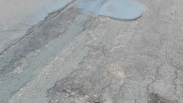Risse und Schäden im Asphalt