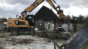 Noch ist der Abbruchunternehmer mit den aufwändigen Aufräumarbeiten rund um das alte Bauernhaus beschäftigt, ehe das eigentliche Gebäude (Hintergrund) abgerissen wird.