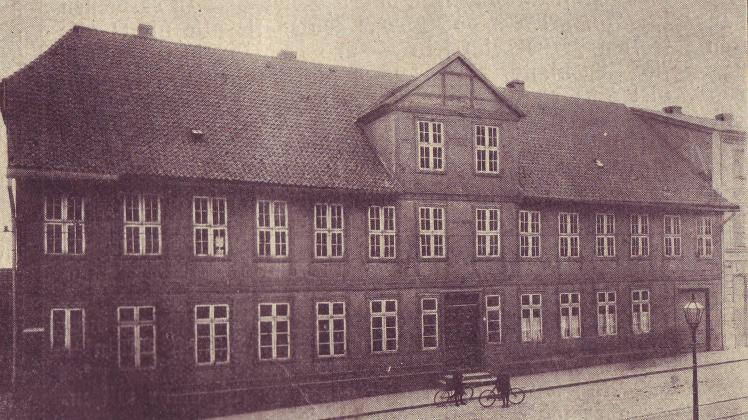 Das Armen- und Arbeitshaus in der Rostocker Straße, der heutigen Goethestraße. Das Bild entstand um 1890.